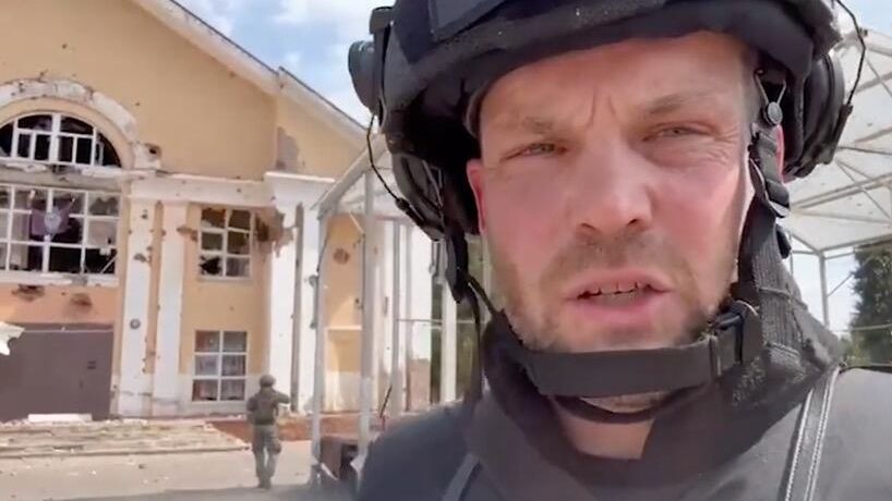 Редактор издания Sun по военной тематике Джером Старк на фоне здания в Курской области Редактор издания Sun по военной тематике Джером Старк на фоне здания в Курской области - РИА Новости, 1920, 30.08.2024