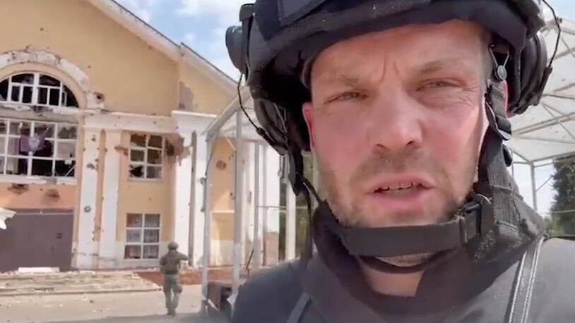 Редактор издания Sun по военной тематике Джером Старк на фоне здания в Курской области Редактор издания Sun по военной тематике Джером Старк на фоне здания в Курской области - РИА Новости, 1920, 30.08.2024