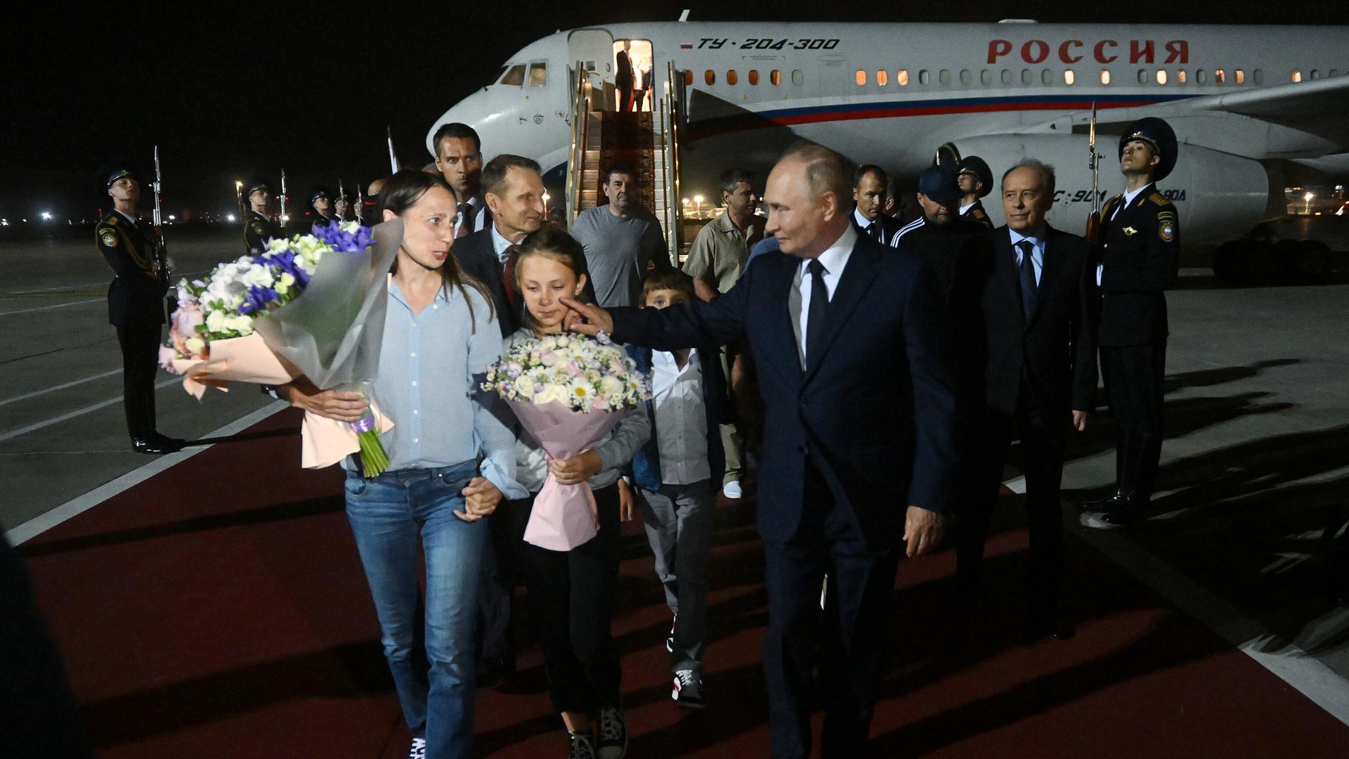Президент РФ Владимир Путин встречает в аэропорту Внуково граждан России, которые были освобождены в результате обмена Президент РФ Владимир Путин встречает в аэропорту Внуково граждан России, которые были освобождены в результате обмена - РИА Новости, 1920, 15.06.2025