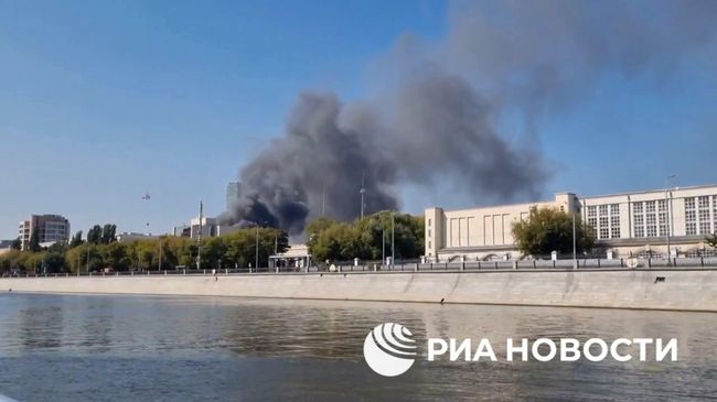 Вертолеты продолжают тушить пожар на Бережковской набережной Вертолеты продолжают тушить пожар на Бережковской набережной