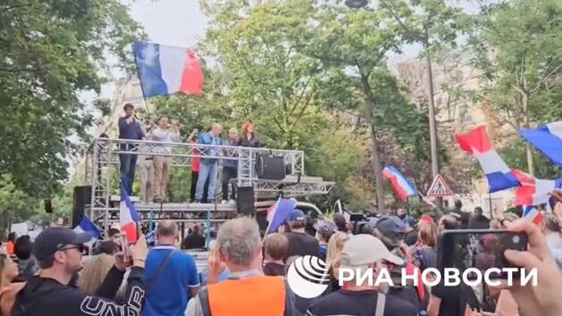 Митинг с требованием отставки президента Франции Эммануэля Макрона в Париже Митинг с требованием отставки президента Франции Эммануэля Макрона в Париже - РИА Новости, 1920, 19.09.2024