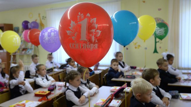 Первоклассники на уроке в школе