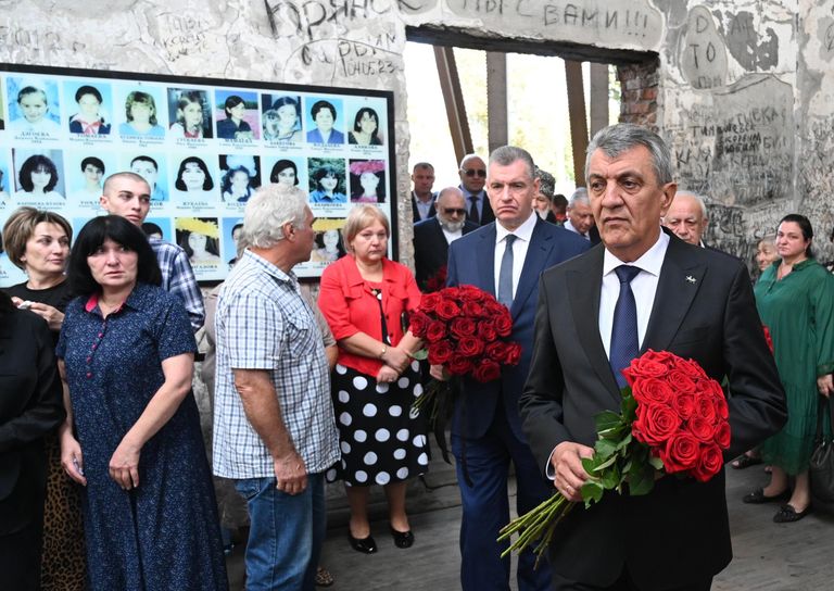 Глава Республики Северная Осетия - Алания Сергей Меняйло и председатель ЛДПР, председатель комитета Государственной Думы РФ по международным делам Леонид Слуцкий во время траурных мероприятий в 20-летнюю годовщину трагедии в школе No 1 в Беслан Глава Республики Северная Осетия - Алания Сергей Меняйло и председатель ЛДПР, председатель комитета Государственной Думы РФ по международным делам Леонид Слуцкий во время траурных мероприятий в 20-летнюю годовщину трагедии в школе No 1 в Беслан