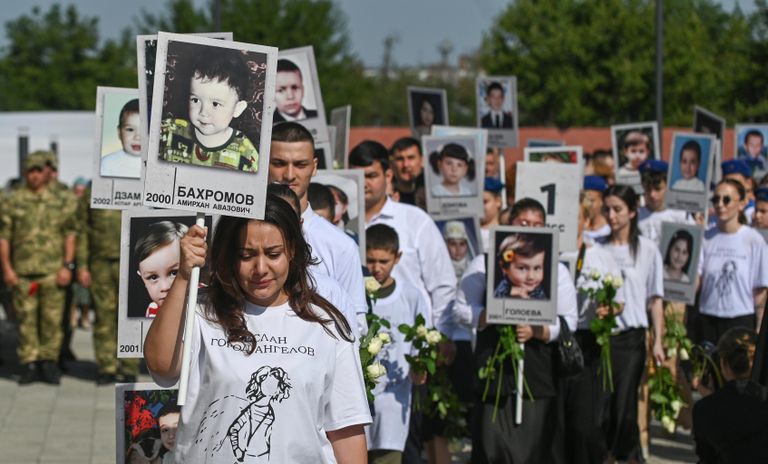 Участники траурных мероприятий в 20-летнюю годовщину трагедии в школе № 1 в Беслане Участники траурных мероприятий в 20-летнюю годовщину трагедии в школе № 1 в Беслане