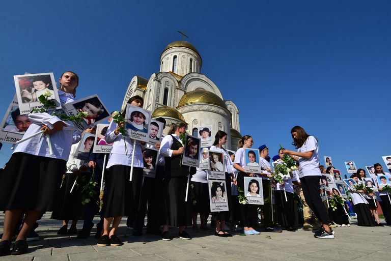 Участники траурных мероприятий в 20-летнюю годовщину трагедии в школе № 1 в Беслане Участники траурных мероприятий в 20-летнюю годовщину трагедии в школе № 1 в Беслане