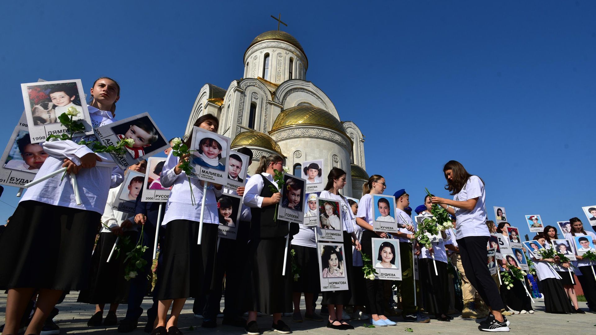 Участники траурных мероприятий в 20-летнюю годовщину трагедии в школе № 1 в Беслане Участники траурных мероприятий в 20-летнюю годовщину трагедии в школе № 1 в Беслане - РИА Новости, 1920, 01.09.2024