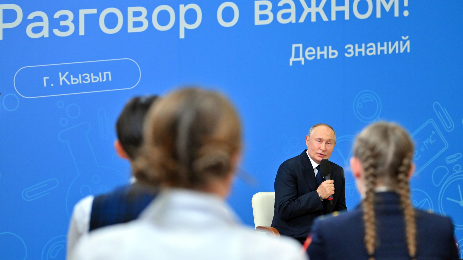Президент России Владимир Путин проводит открытый урок Разговоры о важном во время посещения средней общеобразовательной школы No 20 им. Героев Отечества города Кызыла Президент России Владимир Путин проводит открытый урок Разговоры о важном во время посещения средней общеобразовательной школы No 20 им. Героев Отечества города Кызыла - РИА Новости, 1920, 02.09.2024