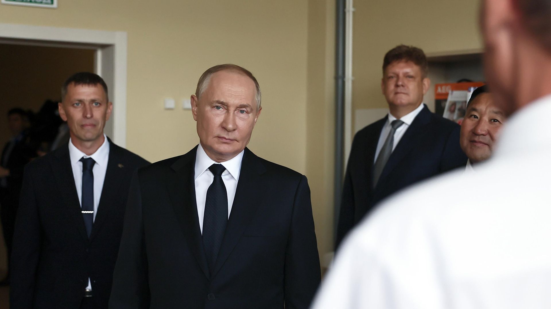 Президент России Владимир Путин во время посещения средней общеобразовательной школы № 20 им. Героев Отечества города Кызыла Президент России Владимир Путин во время посещения средней общеобразовательной школы № 20 им. Героев Отечества города Кызыла - РИА Новости, 1920, 02.09.2024