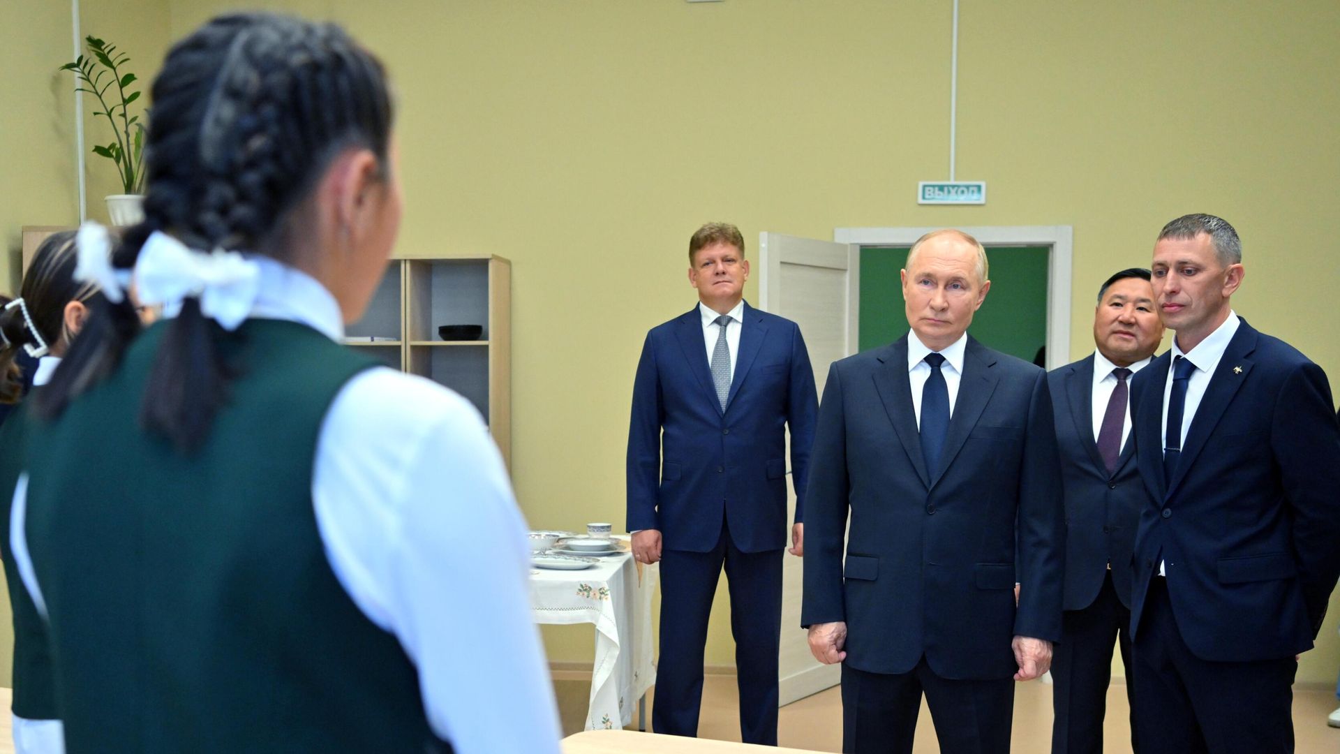 Президент России Владимир Путин во время посещения средней общеобразовательной школы № 20 им. Героев Отечества города Кызыла Президент России Владимир Путин во время посещения средней общеобразовательной школы № 20 им. Героев Отечества города Кызыла - РИА Новости, 1920, 02.09.2024