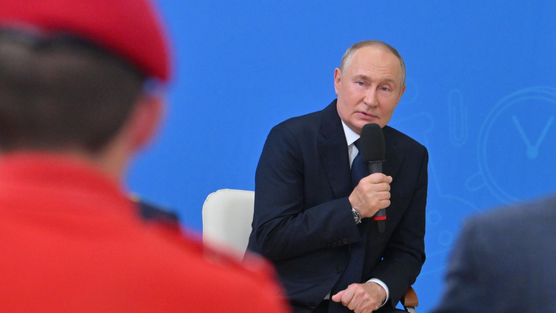 Президент России Владимир Путин проводит открытый урок Разговоры о важном во время посещения средней общеобразовательной школы No 20 им. Героев Отечества города Кызыла Президент России Владимир Путин проводит открытый урок Разговоры о важном во время посещения средней общеобразовательной школы No 20 им. Героев Отечества города Кызыла - РИА Новости, 1920, 02.09.2024