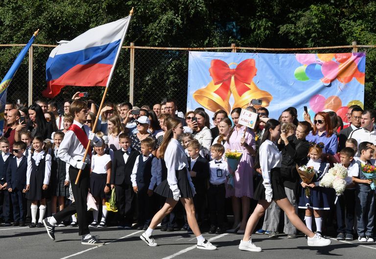 Школьники во время торжественной линейки, посвященной началу учебного года, в гимназии №2 во Владивостоке Школьники во время торжественной линейки, посвященной началу учебного года, в гимназии №2 во Владивостоке