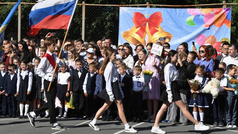 Школьники во время торжественной линейки, посвященной началу учебного года, в гимназии №2 во Владивостоке Школьники во время торжественной линейки, посвященной началу учебного года, в гимназии №2 во Владивостоке