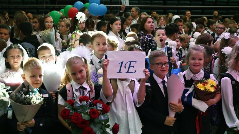 Первоклассники во время торжественной линейки, посвященной началу учебного года, в школе №629 в Москве Первоклассники во время торжественной линейки, посвященной началу учебного года, в школе №629 в Москве