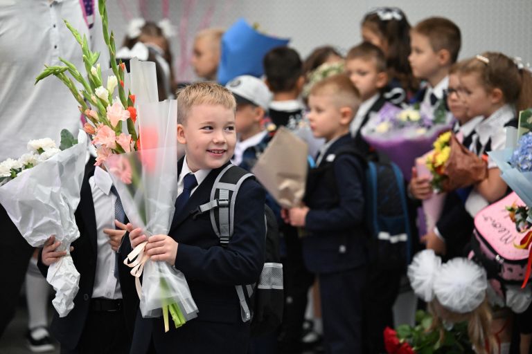 Первоклассник перед началом торжественной линейки, посвященной началу учебного года, в школе №629 в Москве Первоклассник перед началом торжественной линейки, посвященной началу учебного года, в школе №629 в Москве