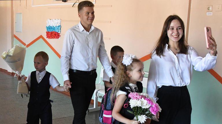 Школьники провожают первоклассников в классы после торжественной линейки, посвященной началу учебного года, в гимназии №2 во Владивостоке Школьники провожают первоклассников в классы после торжественной линейки, посвященной началу учебного года, в гимназии №2 во Владивостоке