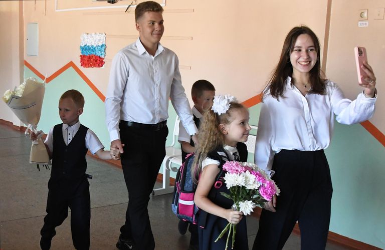 Школьники провожают первоклассников в классы после торжественной линейки, посвященной началу учебного года, в гимназии №2 во Владивостоке Школьники провожают первоклассников в классы после торжественной линейки, посвященной началу учебного года, в гимназии №2 во Владивостоке