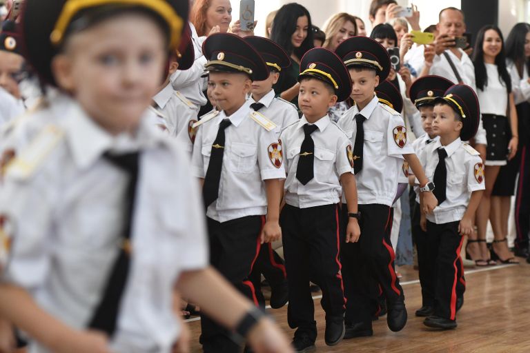 Первоклассники во время торжественной линейки, посвященной началу учебного года, в школе №30 в Симферополе Первоклассники во время торжественной линейки, посвященной началу учебного года, в школе №30 в Симферополе