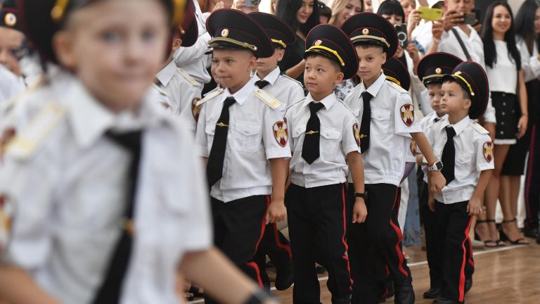 Первоклассники во время торжественной линейки, посвященной началу учебного года, в школе №30 в Симферополе Первоклассники во время торжественной линейки, посвященной началу учебного года, в школе №30 в Симферополе