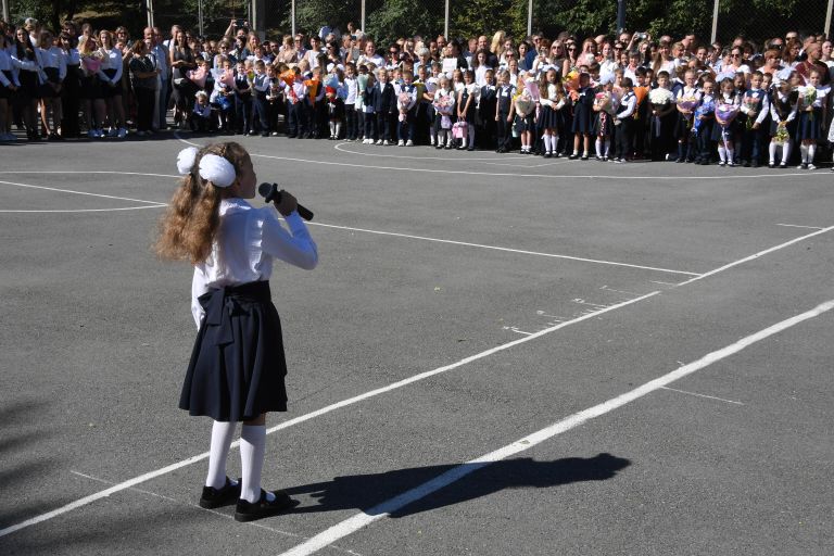Первоклассники во время торжественной линейки, посвященной началу учебного года, в гимназии №2 во Владивостоке Первоклассники во время торжественной линейки, посвященной началу учебного года, в гимназии №2 во Владивостоке