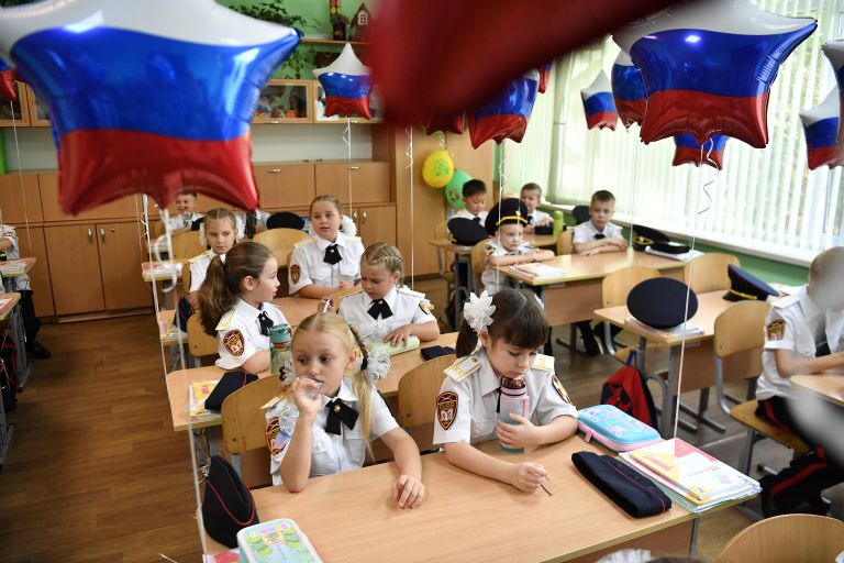 Первоклассники в классе после торжественной линейки, посвященной началу учебного года, в школе №30 в Симферополе Первоклассники в классе после торжественной линейки, посвященной началу учебного года, в школе №30 в Симферополе