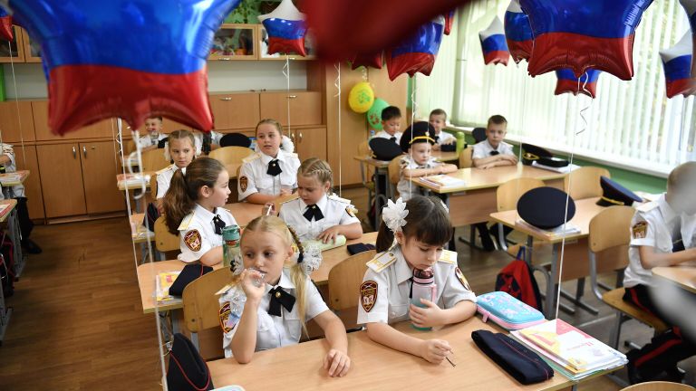Первоклассники в классе после торжественной линейки, посвященной началу учебного года, в школе №30 в Симферополе Первоклассники в классе после торжественной линейки, посвященной началу учебного года, в школе №30 в Симферополе