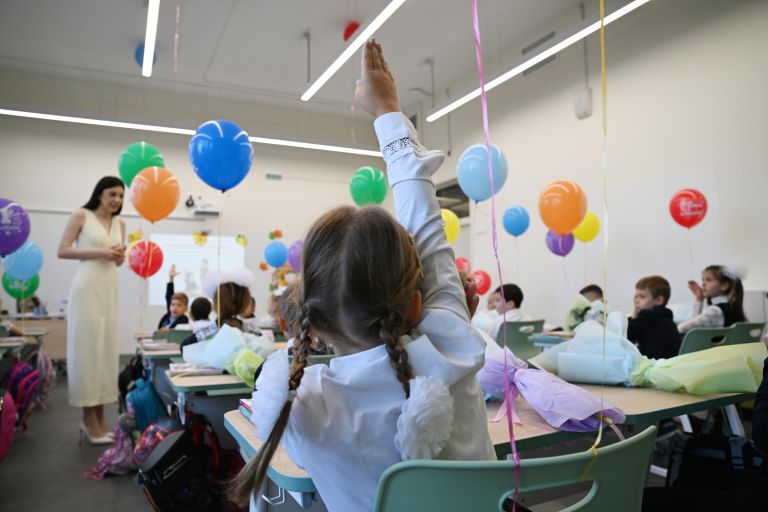 Первоклассники в классе после торжественной линейки, посвященной началу учебного года, в школе №629 в Москве Первоклассники в классе после торжественной линейки, посвященной началу учебного года, в школе №629 в Москве