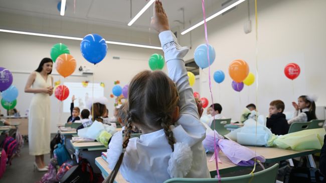 Первоклассники в классе после торжественной линейки, посвященной началу учебного года