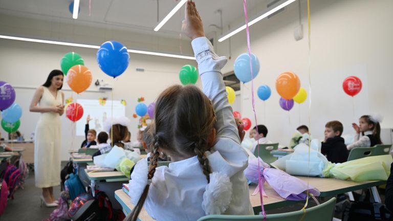 Первоклассники в классе после торжественной линейки, посвященной началу учебного года, в школе №629 в Москве Первоклассники в классе после торжественной линейки, посвященной началу учебного года, в школе №629 в Москве