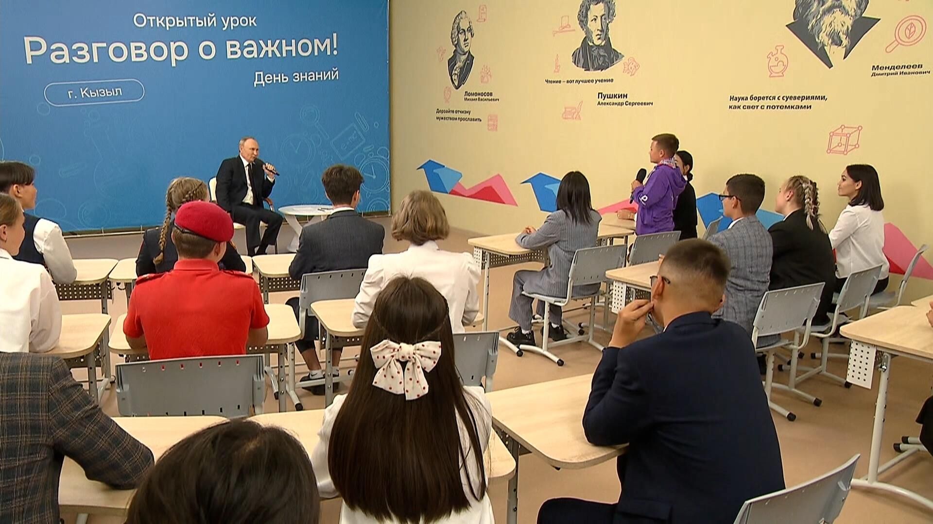 Мотоцикл – опасный вид транспорта: Путин дал совет школьнику из Кызыла Мотоцикл – опасный вид транспорта: Путин дал совет школьнику из Кызыла - РИА Новости, 1920, 02.09.2024