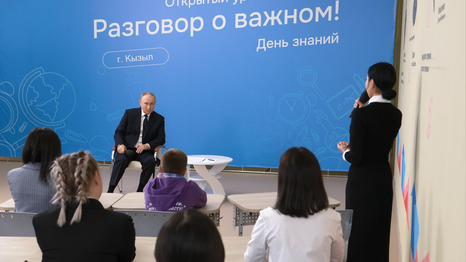Президент России Владимир Путин проводит открытый урок Разговоры о важном во время посещения средней общеобразовательной школы № 20 им. Героев Отечества города Кызыла Президент России Владимир Путин проводит открытый урок Разговоры о важном во время посещения средней общеобразовательной школы № 20 им. Героев Отечества города Кызыла - РИА Новости, 1920, 02.09.2024