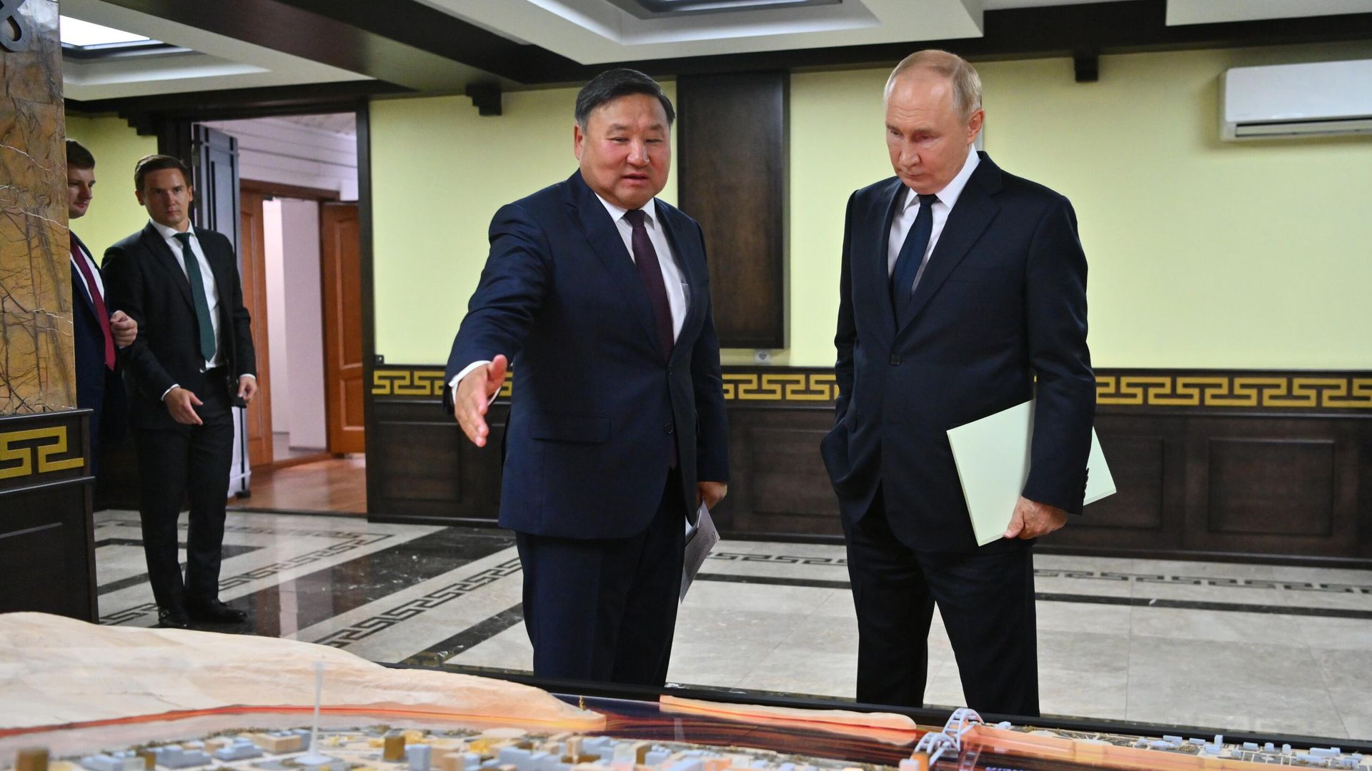 Президент России Владимир Путин и глава Республики Тыва Владислав Ховалыг во время встречи Президент России Владимир Путин и глава Республики Тыва Владислав Ховалыг во время встречи - РИА Новости, 1920, 02.09.2024
