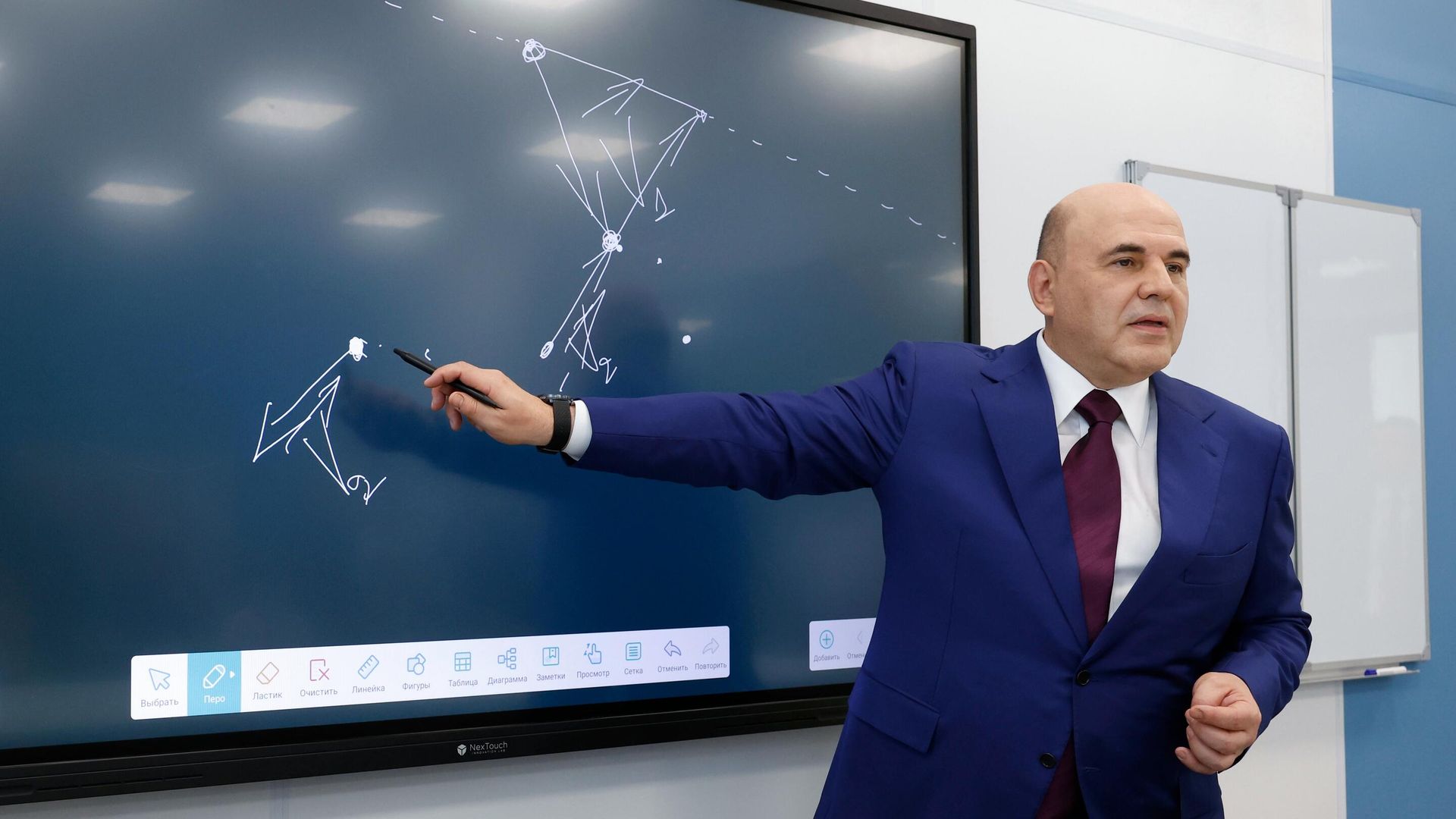 Председатель правительства РФ Михаил Мишустин во время посещения инженерно-технического лицея Авиатика в подмосковной Лобне Председатель правительства РФ Михаил Мишустин во время посещения инженерно-технического лицея Авиатика в подмосковной Лобне - РИА Новости, 1920, 02.09.2024