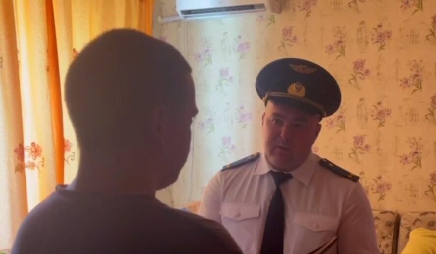 Прокурор Хасанского района общается с братом Никиты Прокурор Хасанского района общается с братом Никиты - РИА Новости, 1920, 02.09.2024