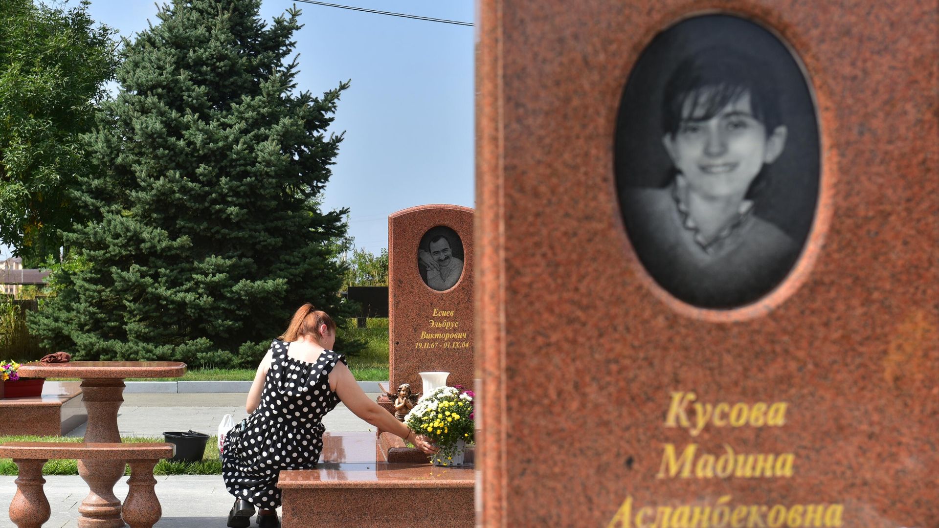 Участники траурных мероприятий в 20-летнюю годовщину трагедии в школе № 1 в Беслане на мемориальном кладбище Город Ангелов Участники траурных мероприятий в 20-летнюю годовщину трагедии в школе № 1 в Беслане на мемориальном кладбище Город Ангелов - РИА Новости, 1920, 01.09.2026