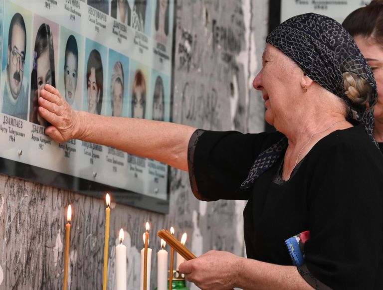 Участники траурных мероприятий в 20-летнюю годовщину трагедии в школе № 1 в Беслане Участники траурных мероприятий в 20-летнюю годовщину трагедии в школе № 1 в Беслане