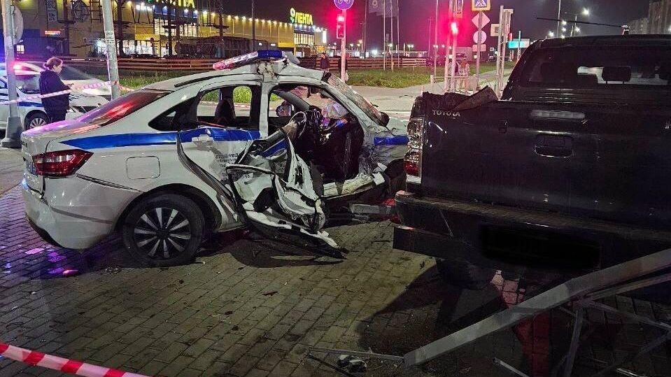 Место ДТП, где пикап Toyota Hilux протаранил автомобиль ДПС в Великом Новгороде. 2 сентября 2024 Место ДТП, где пикап Toyota Hilux протаранил автомобиль ДПС в Великом Новгороде. 2 сентября 2024 - РИА Новости, 1920, 02.09.2024