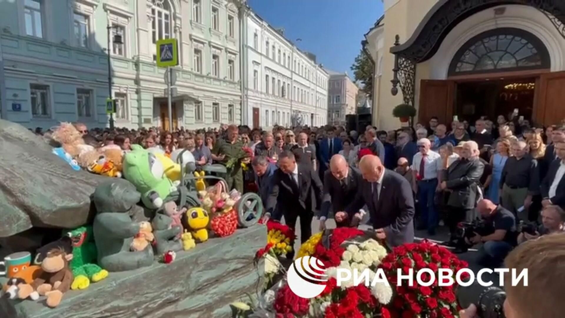 Акция памяти жертв бесланской трагедии перед Аланским подворьем в Москве Акция памяти жертв бесланской трагедии перед Аланским подворьем в Москве - РИА Новости, 1920, 03.09.2024