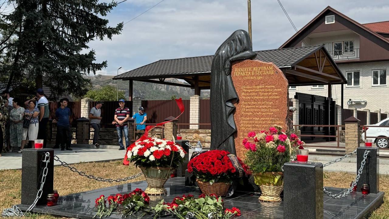 Траурный митинг памяти жертв бесланской трагедии прошел в Карачаево-Черкесии. 3 сентября 2024 Траурный митинг памяти жертв бесланской трагедии прошел в Карачаево-Черкесии. 3 сентября 2024 - РИА Новости, 1920, 03.09.2024