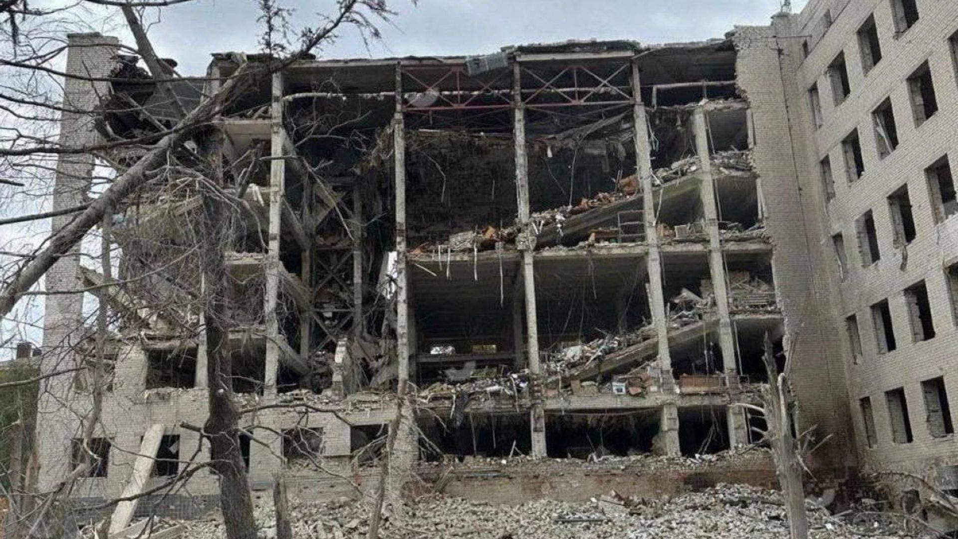 Последствия удара по Полтавскому военному институту связи Последствия удара по Полтавскому военному институту связи - РИА Новости, 1920, 03.09.2024