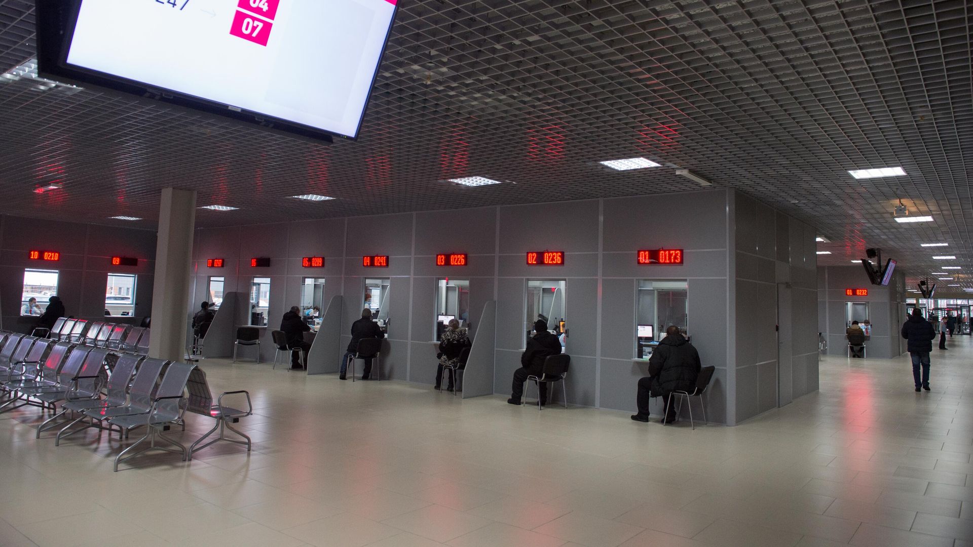 Посетители в многофункциональном миграционном центре Москвы Посетители в многофункциональном миграционном центре Москвы - РИА Новости, 1920, 20.03.2025