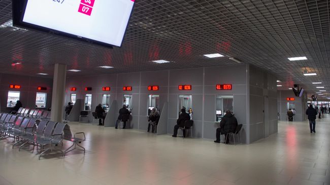Посетители в многофункциональном миграционном центре Москвы