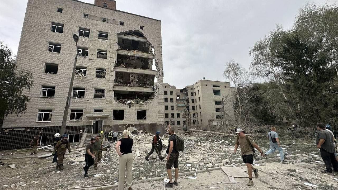 Последствия удара по Полтавскому военному институту связи Последствия удара по Полтавскому военному институту связи - РИА Новости, 1920, 03.09.2024
