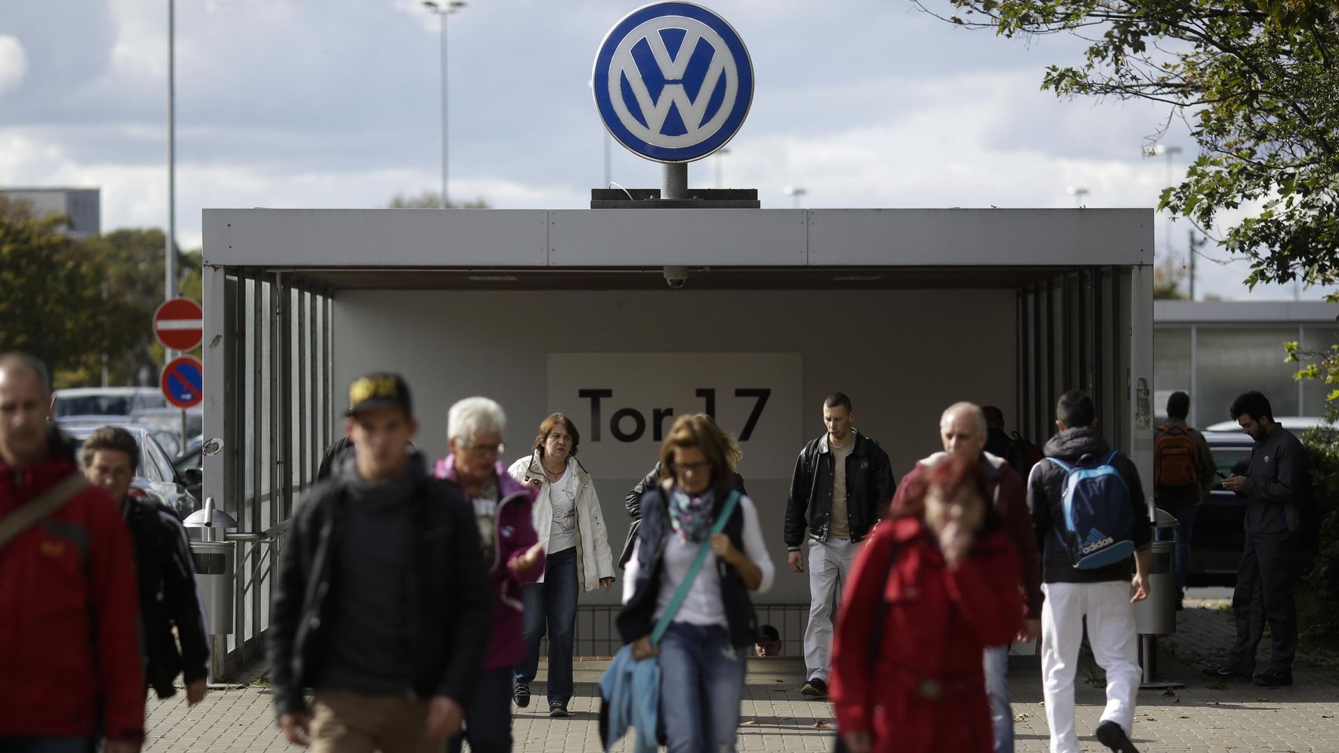 Люди покидают завод Volkswagen в городе Вольфсбург, Германия Люди покидают завод Volkswagen в городе Вольфсбург, Германия - РИА Новости, 1920, 11.09.2024