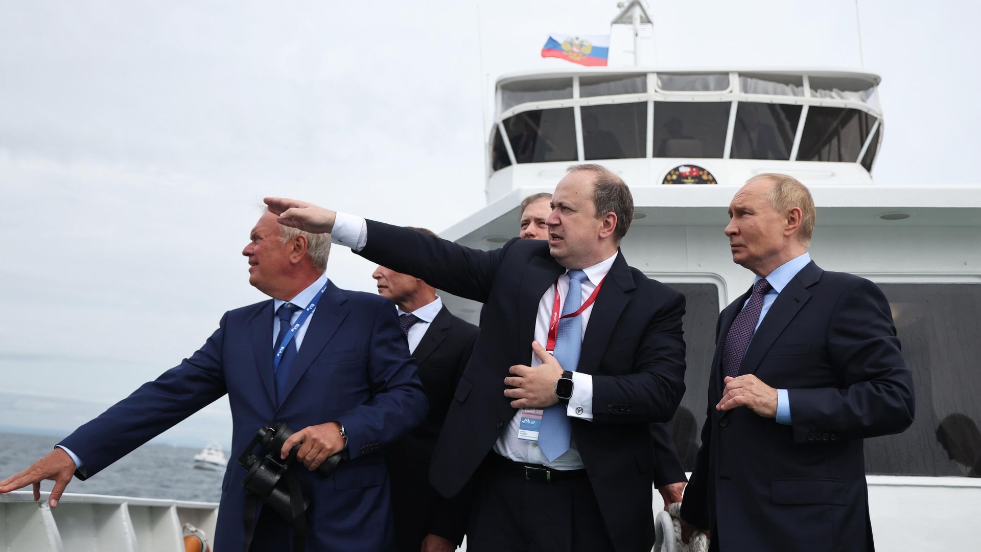 Президент России Владимир Путин осматривает площадку для строительства верфи со специализацией на морском торговом флоте с катера в бухте Промежуточная Президент России Владимир Путин осматривает площадку для строительства верфи со специализацией на морском торговом флоте с катера в бухте Промежуточная - РИА Новости, 1920, 06.09.2024