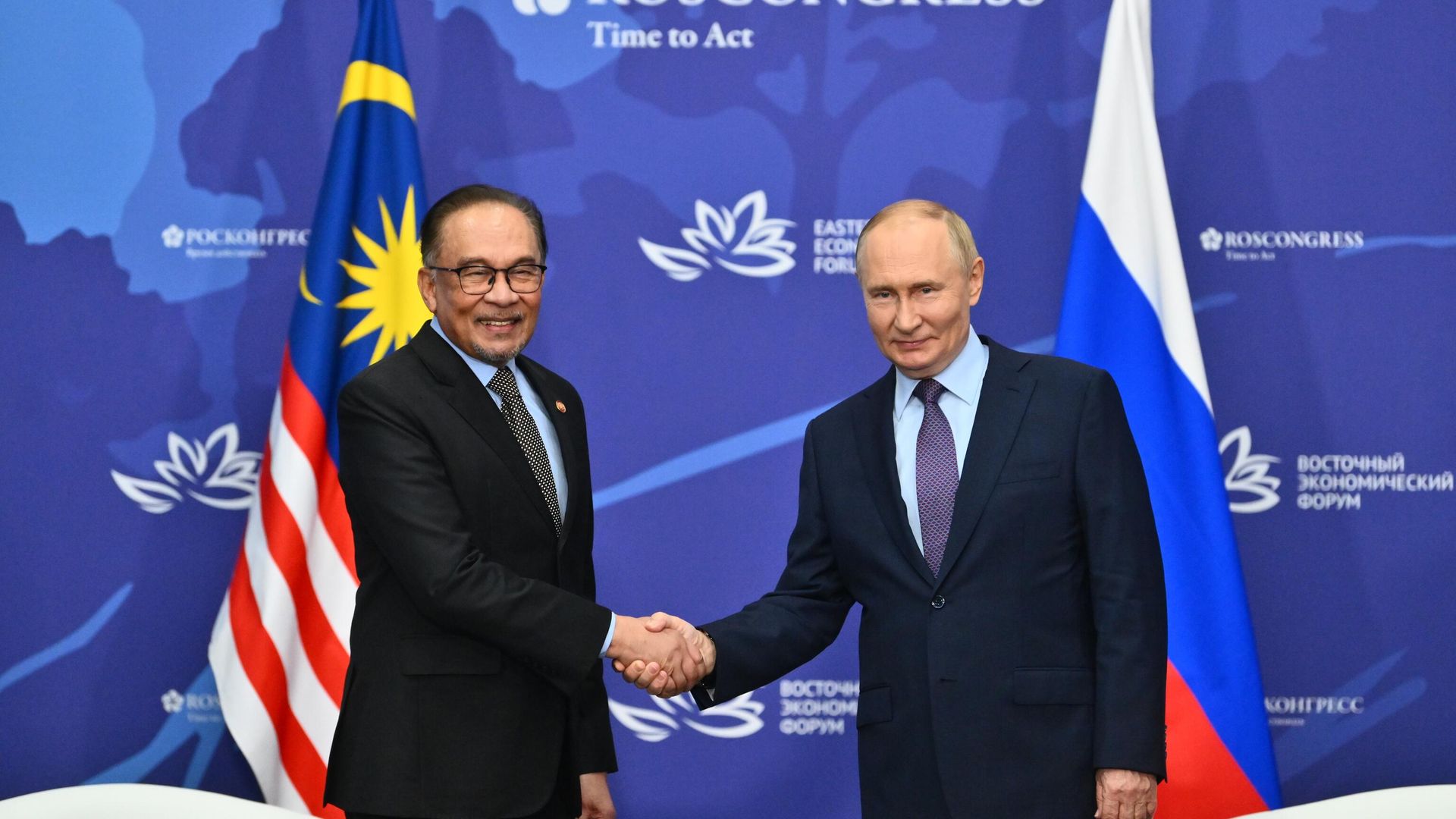Президент России Владимир Путин и премьер-министр Малайзии Анвар Ибрагим во время встречи в Дальневосточном федеральном университете Президент России Владимир Путин и премьер-министр Малайзии Анвар Ибрагим во время встречи в Дальневосточном федеральном университете - РИА Новости, 1920, 14.05.2025
