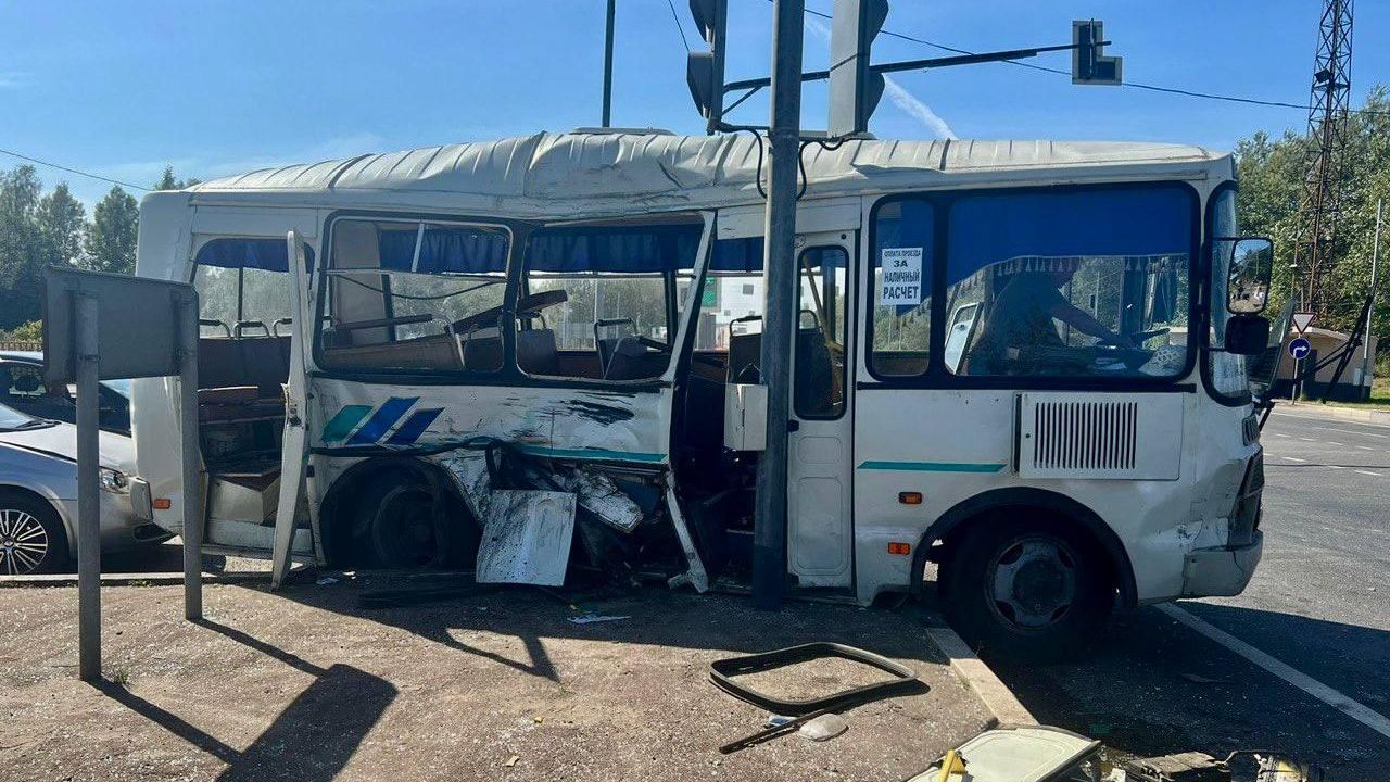 Место ДТП с участием грузового автомобиля и автобуса в Вяземском районе Смоленской области Место ДТП с участием грузового автомобиля и автобуса в Вяземском районе Смоленской области - РИА Новости, 1920, 04.09.2024