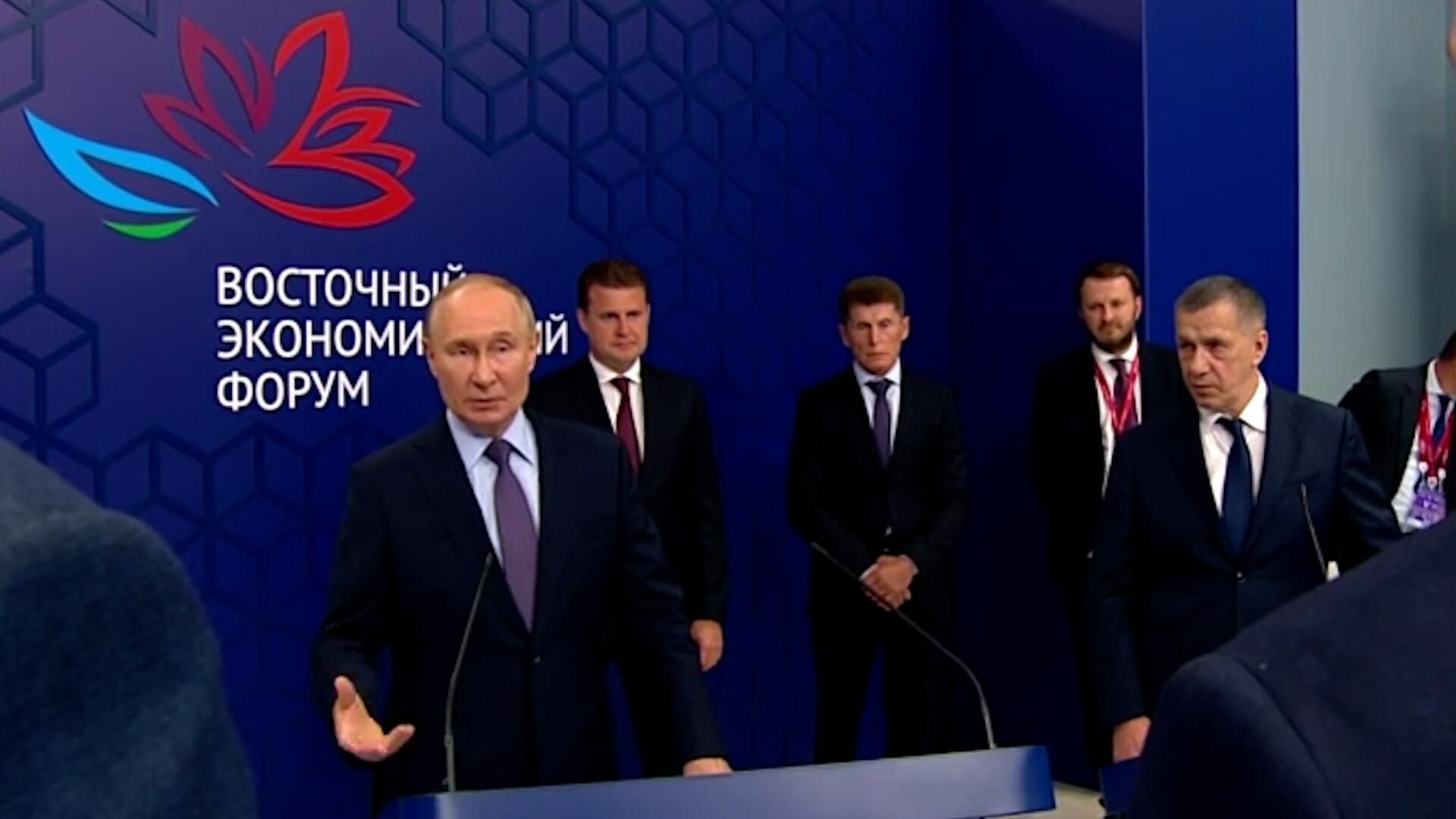 Путин на встрече с модераторами ключевых сессий ВЭФ-2024 Путин на встрече с модераторами ключевых сессий ВЭФ-2024 - РИА Новости, 1920, 04.09.2024