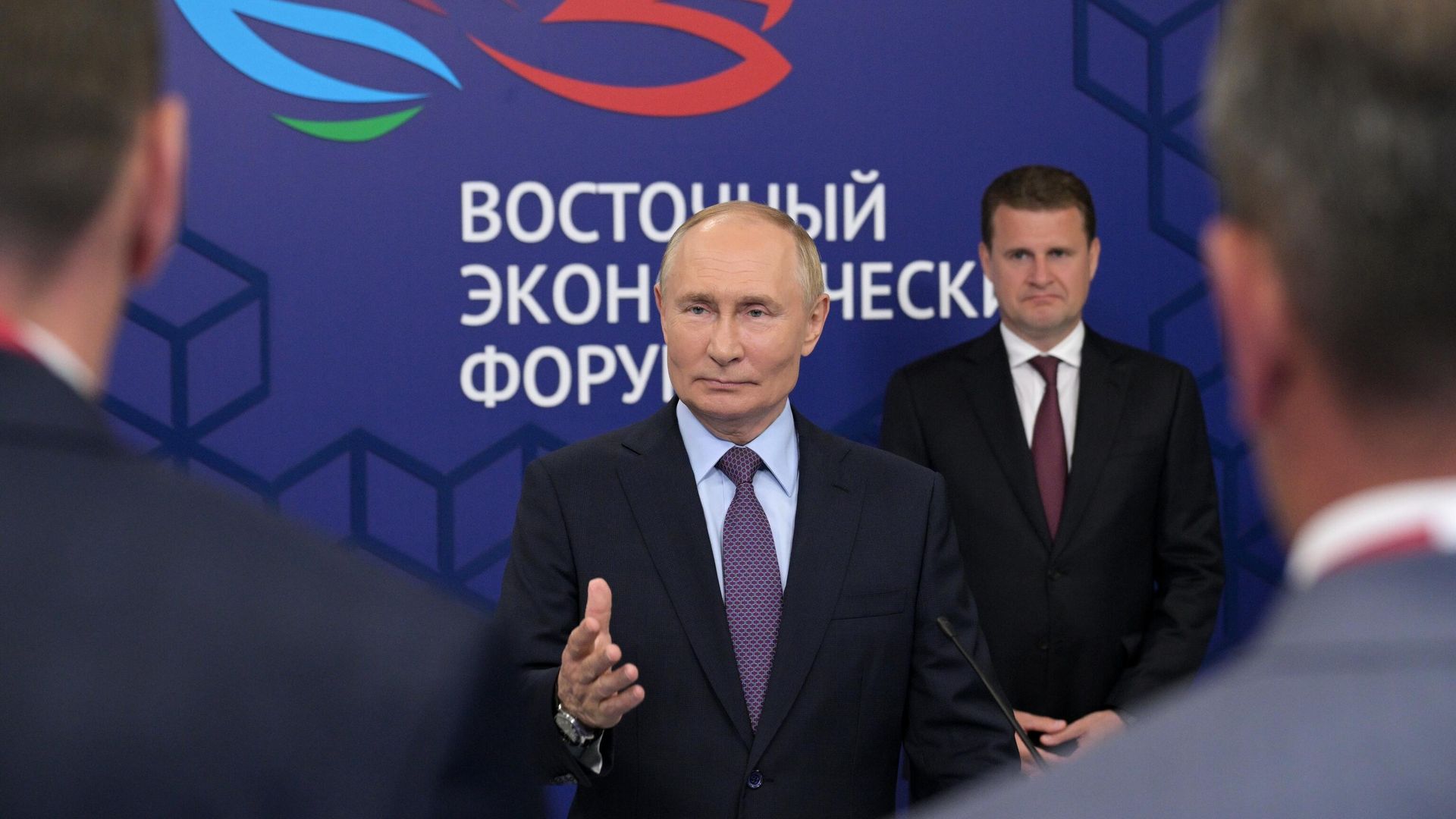 Президент Владимир Путин во время общения с модераторами ключевых сессий Восточного экономического форума. Кадр видео Президент Владимир Путин во время общения с модераторами ключевых сессий Восточного экономического форума. Кадр видео - РИА Новости, 1920, 04.09.2024