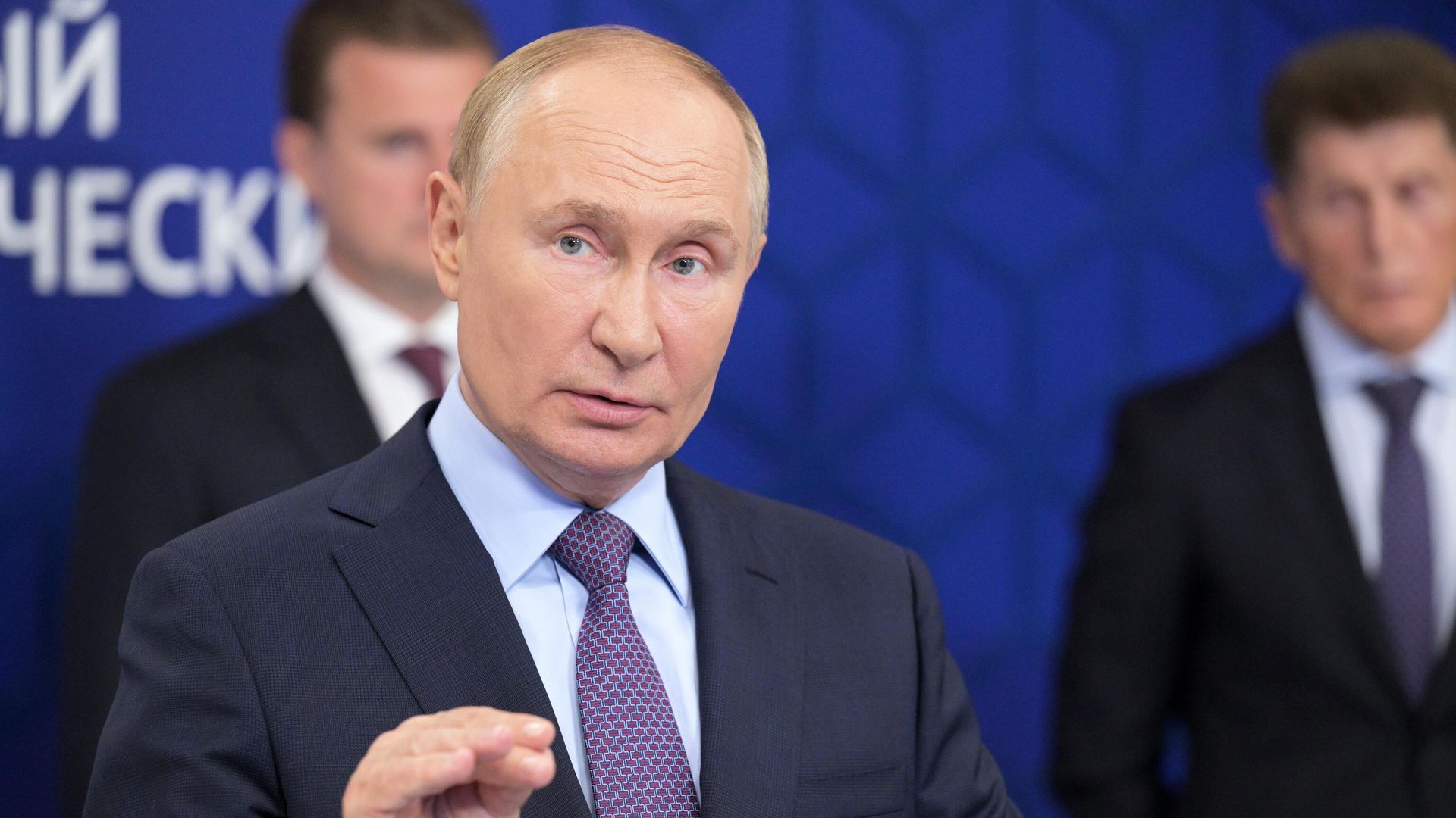 Президент России Владимир Путин общается с модераторами ключевых сессий ВЭФ-2024 на полях Восточного экономического форума Президент России Владимир Путин общается с модераторами ключевых сессий ВЭФ-2024 на полях Восточного экономического форума - РИА Новости, 1920, 04.09.2024