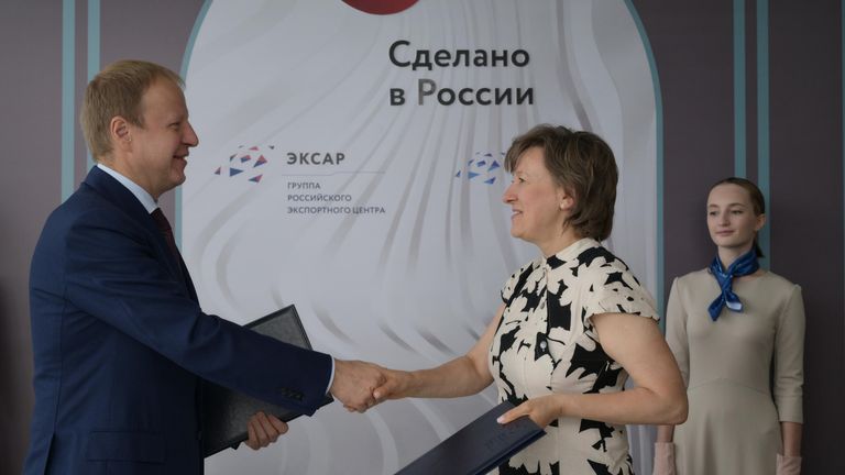 Генеральный директор АО Российский экспортный центр Вероника Никишина и губернатор Алтайского края Виктор Томенко во время подписания соглашения между РЭЦ и Алтайским краем, ВЭФ-2024 Генеральный директор АО Российский экспортный центр Вероника Никишина и губернатор Алтайского края Виктор Томенко во время подписания соглашения между РЭЦ и Алтайским краем, ВЭФ-2024